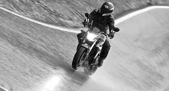 moto en temps de pluie