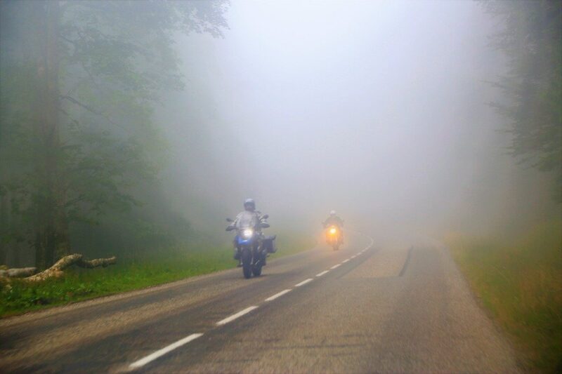 moto temps de brouillard