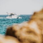 Bateau de plaisance à moteur naviguant près de la côte
