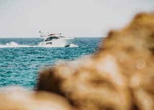 Bateau de plaisance à moteur naviguant près de la côte