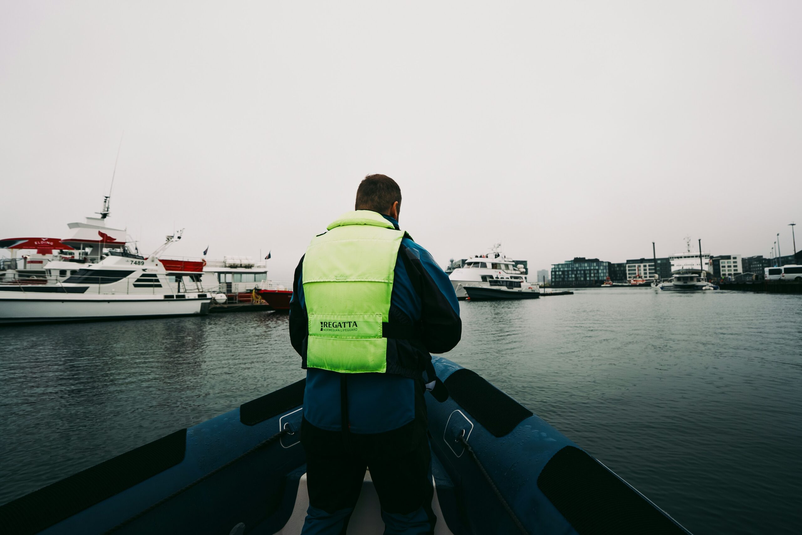 Plaisancier portant un gilet de sauvetage à bord d’un bateau