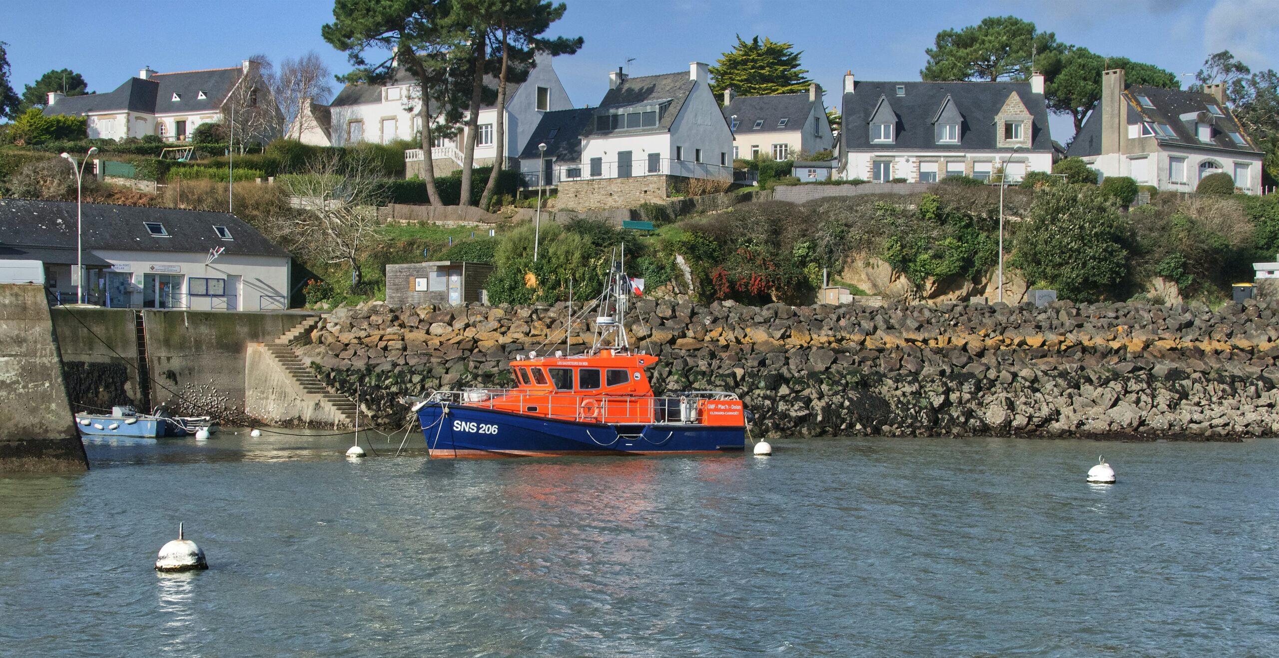 Vedette de sauvetage en mer naviguant près des côtes françaises