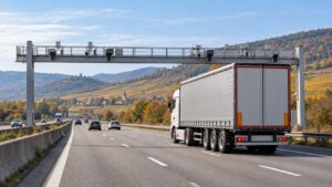 Poids lourd circulant sous un portique électronique sur une autoroute alsacienne